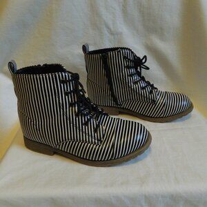 Girls size 4 Black & White Striped Combat Boots Pipperdoodles